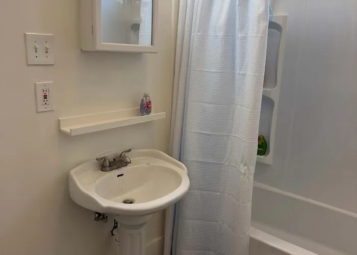 Modern Cajun Retreat Near Downtown